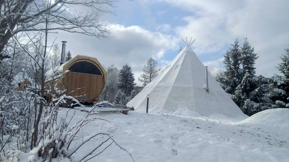 Wioska kusi oryginalnymi, opalanymi drewnem fińskimi saunami, chatami do grillowania i ogrzewanymi piecykami namiotami chroniącymi nawet przed 20 stopniowym mrozem.