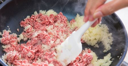 Kardynalny błąd przy smażeniu mięsa. Podejdzie wodą i straci smak