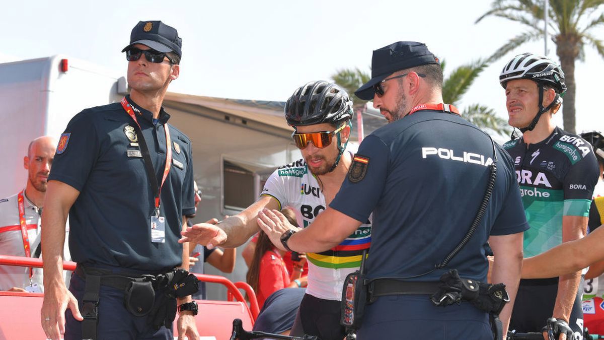 policjanci i kolarze podczas Vuelta a Espana 