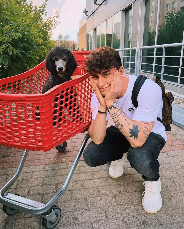 Internauci MIAŻDŻĄ Marcina Dubiela za łzawy film, w którym pokazał mamę i rodzeństwo: "Jak można wykorzystywać własną rodzinę"