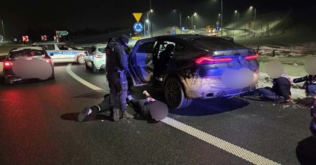 "Bójka kibiców w hali sportowej – 30 zatrzymanych, 10 osób w szpitalu, broń w bagażnikach"