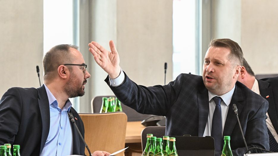 Warszawa, 22.12.2023. Posłowie PiS Paweł Jabłoński (P) i Przemysław Czarnek (L) podczas posiedzenia sejmowej Komisji Śledczej do zbadania legalności, prawidłowości oraz celowości działań podjętych w celu przygotowania i przeprowadzenia wyborów Prezydenta Rzeczypospolitej Polskiej w 2020 roku w formie głosowania korespondencyjnego, 22 bm. w Sejmie w Warszawie. (jm) PAP/Radek Pietruszka