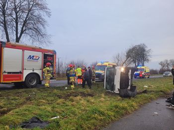Dachowanie busa w okolicach Bonina. Jedna osoba poszkodowana [zdjęcia]