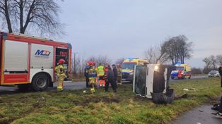 Dachowanie busa w okolicach Bonina. Jedna osoba poszkodowana [zdjęcia]