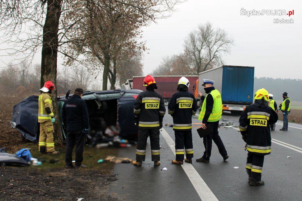 Śląsk. Policja wyjaśnia przyczyny i okoliczności tragicznego wypadku na drodze krajowej 43 w Opatowie.