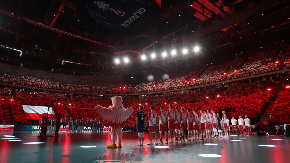 reprezentacja Polski siatkarzy podczas hymnu w Arenie Gliwice