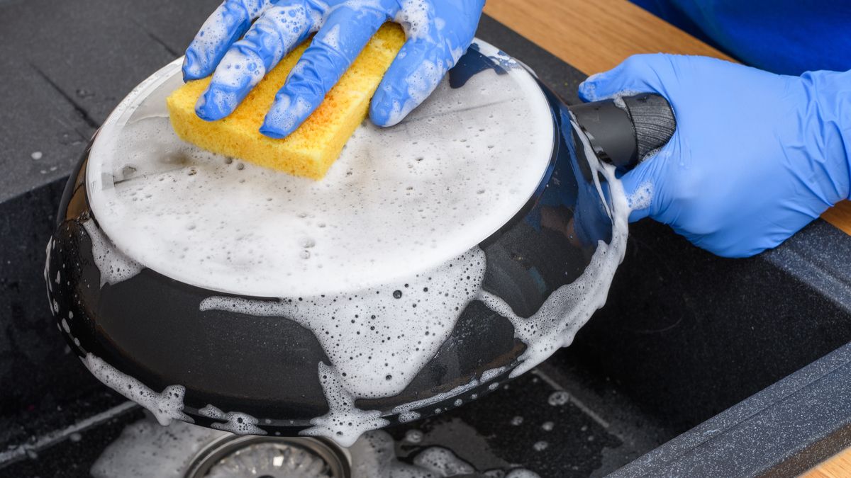 Jak wyczyścić spód patelni?