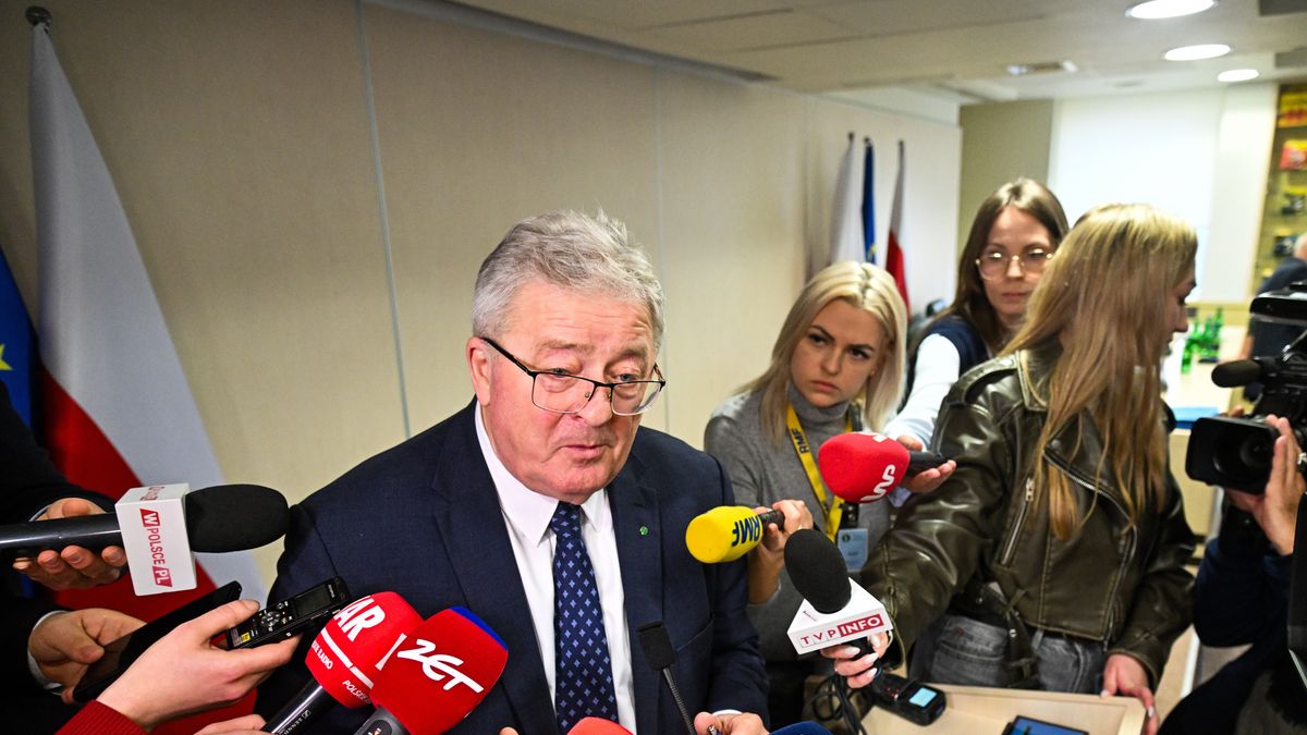 Warszawa, 15.02.2024. Minister rolnictwa i rozwoju wsi Czesław Siekierski (C) podczas konferencji prasowej po spotkaniu z przedstawicielami protestujących rolników, 15 bm. w Ministerstwie Rolnictwa i Rozwoju Wsi w Warszawie. W kraju trwa protest rolników, którego powodem jest m.in. niedawna decyzja Komisji Europejskiej o przedłużeniu bezcłowego handlu z Ukrainą do 2025 roku, a także sprzeciw wobec prowadzonej przez Unię Europejską polityki Zielonego Ładu. (ad) PAP/Radek Pietruszka