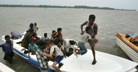 Imigranci uratowani z dryfującej łodzi. Płynęli do Australii