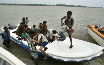 Imigranci uratowani z dryfującej łodzi. Płynęli do Australii