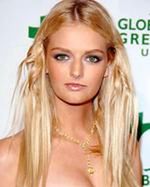 Lydia Hearst poplotkuje