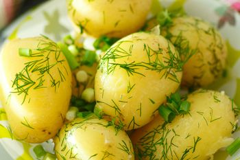 Chętnie posypujemy nim ziemniaki i jajka, myśląc, że jest zdrowy. Jak faktycznie wpływa na ciało?