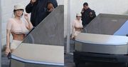 Bianca Censori w prześwitującym topie i zakapturzony Kanye West NIE POTRAFIĄ otworzyć drzwi do Tesli za 5 milionów złotych (ZDJĘCIA)