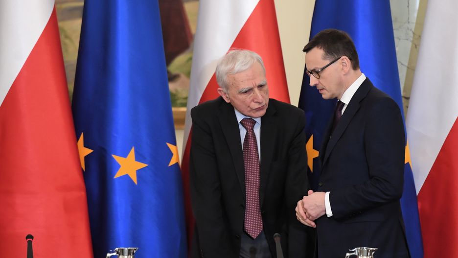 Mateusz Morawiecki, Piotr NaimskiWarszawa, 07.01.2020. Premier Mateusz Morawiecki (P) i pe�nomocnik Rz�du ds. Strategicznej Infrastruktury Energetycznej Piotr Naimski (L) przed posiedzeniem Rady Gabinetowej, czyli spotkanie prezydenta RP i ca�ego rz�du, 7 bm. w Pa�acu Prezydenckim w Warszawie. Politycy maj� rozmawia� o obchodach 75. rocznicy wyzwolenia obozu zag�ady Auschwitz-Birkenau oraz sytuacji na Bliskim Wschodzie.  (sko) PAP/Radek PietruszkaRadek Pietruszkacz�onkowie, gabinetowa, g�owa pa�stwa, Mateusz Morawiecki, pa�ac prezydencki, Piotr Naimski, politycy, polityk, polityka, premier, Rada
