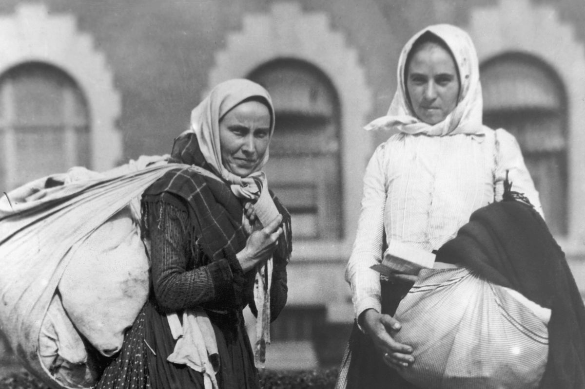 Polskie emigrantki gotowe opuścić Ellis Island, 1910