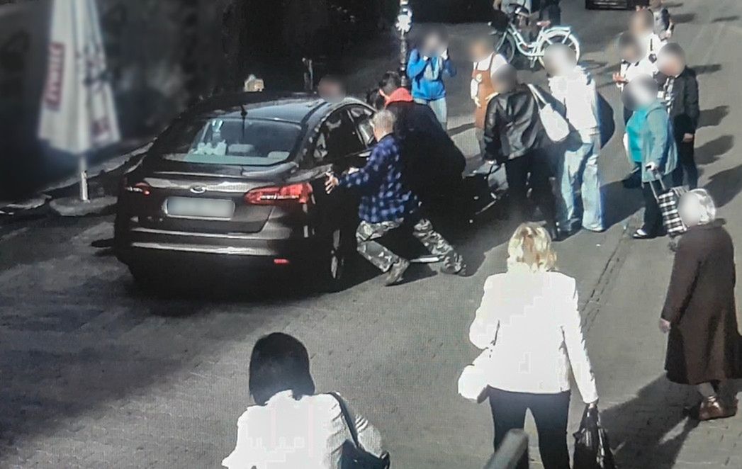 Samochód "widmo" potrącił kobietę na deptaku. Przechodnie