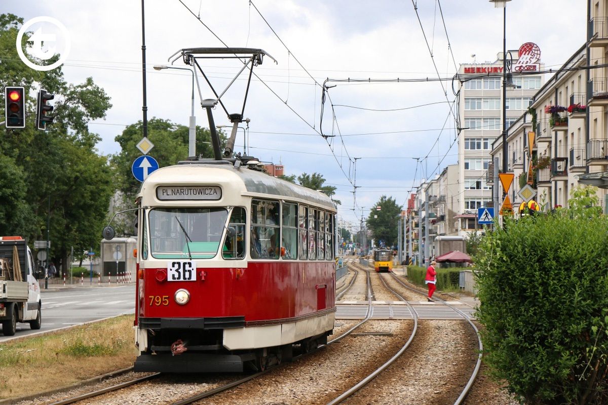 Warszawa. Tramwaj typu 13N na linii 36