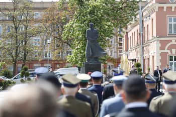 90. rocznicy śmierci Marszałka Józefa Piłsudskiego. Uroczystości na placu Biegańskiego w Częstochowie