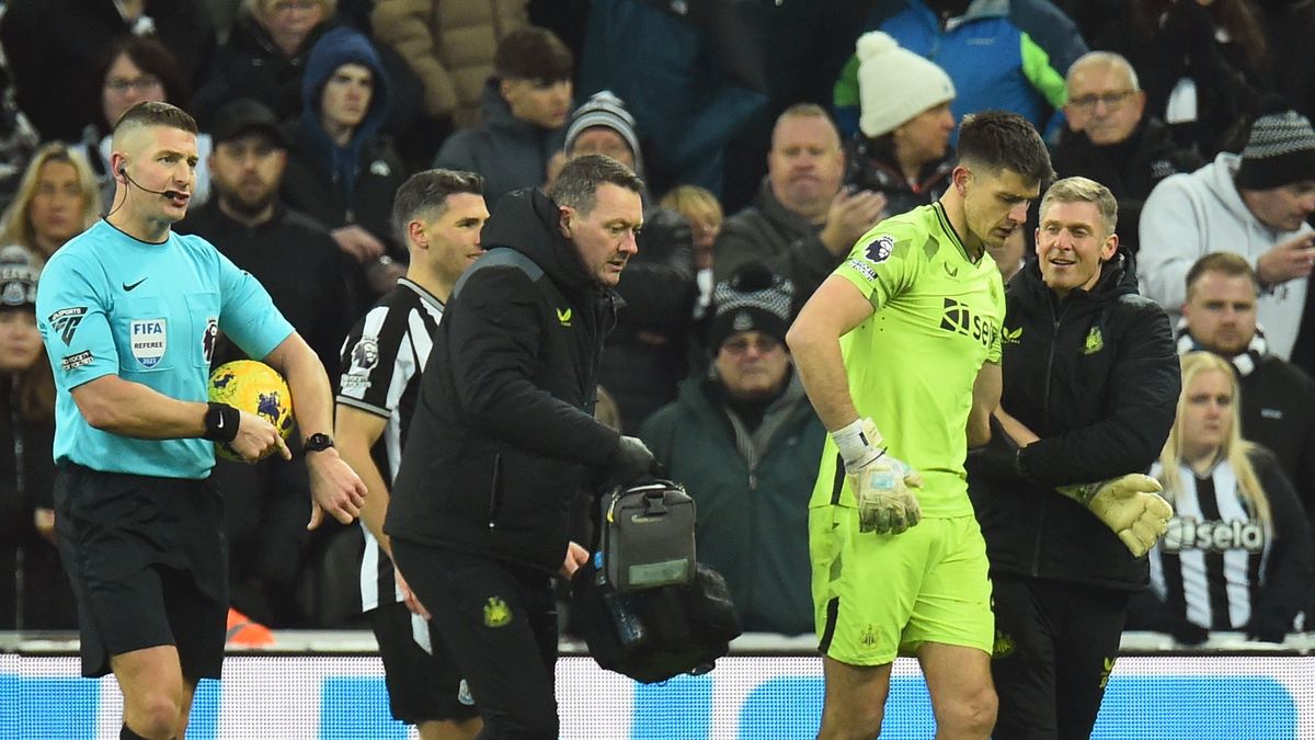 PAP/EPA / Peter Powell / Na zdjęciu: Nick Pope opuszcza boisko w meczu z Manchesterem United