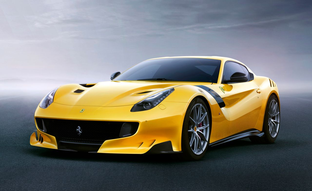 Czas zmienić stajnię. Jedziemy do słonecznych Włoch, do ojczyzny Ferrari F12tdf. To najnowsze wcielenie topowego gran turismo tej marki. Pod jego maską pracuje wolnossące V12 o pojemności 6,3 l. Silnik ten rozwija aż 780 KM. Włoski, nieokiełznany rumak potrzebuje zaledwie 2,9 s, żeby rozpędzić się do 100 km/h.