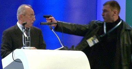 Chciał ZABIĆ SZEFA PARTII! Przystawił mu pistolet do głowy!
