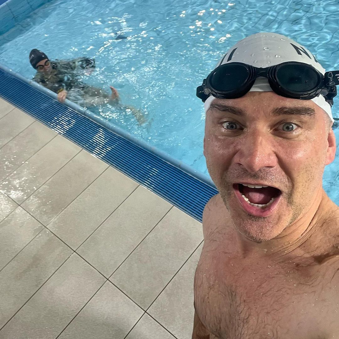 Tomasz Kammel uczy się pływać