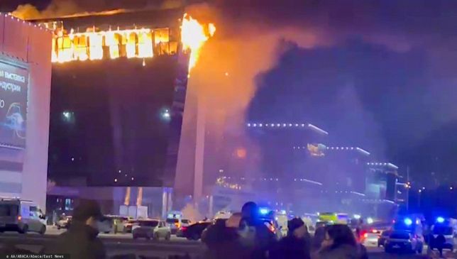 Strzelanina w hali koncertowej w Krasnogorsku
MOSCOW, RUSSIA - MARCH 22: A screen grab from a video shows smoke rises from fire as ambulances, personnel arrive at Crocus City Hall concert venue near Moscow, Russia after reports of a shooting incident on March 22, 2024. Gunmen killed 40 people and over injured 100 others in a shooting at a concert hall near Moscow, the Russian Federal Security Service (FSB) announced on Friday. Ali Cura / Anadolu
AA/ABACA