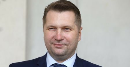 Powrót do szkół. Minister Przemysław Czarnek podpisał rozporządzenie