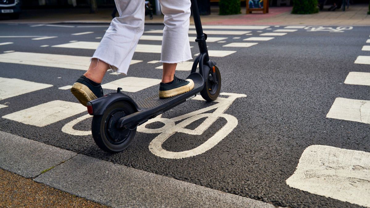 Kobieta na hulajnodze elektrycznej 