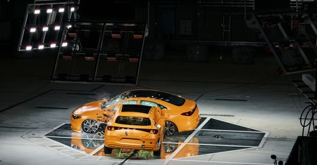Mercedes celowo rozbił dwa auta. Tak skończył się ten test