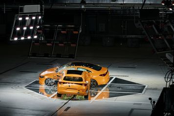 Mercedes celowo rozbił dwa auta. Tak skończył się ten test