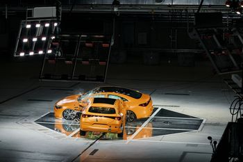 Mercedes celowo rozbił dwa auta. Tak skończył się ten test