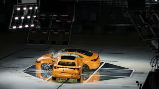 Mercedes celowo rozbił dwa auta. Tak skończył się ten test