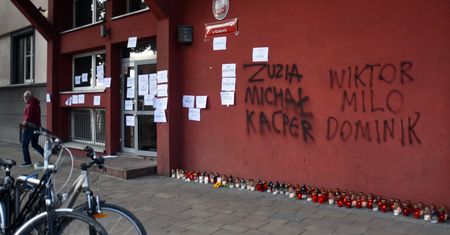 Kraków. Napisy z imionami osób LGBT na murze kuratorium. " Zaprzestańcie deprawacji dzieci"