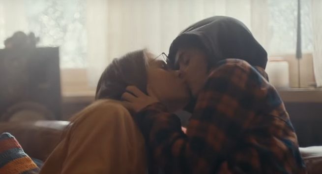 Ojciec akceptujący miłość córki i koleżanki w reklamie kawy Douwe Egberts (wideo)