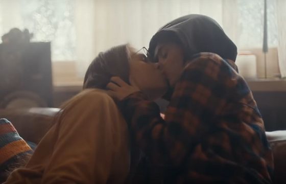 Ojciec akceptujący miłość córki i koleżanki w reklamie kawy Douwe Egberts (wideo)