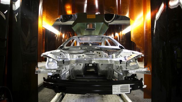 Produkcja Jaguara XF w Castle Bromwich (fot. Bloomberg)