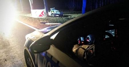 DK63. Tragiczny wypadek. Samochód dachował