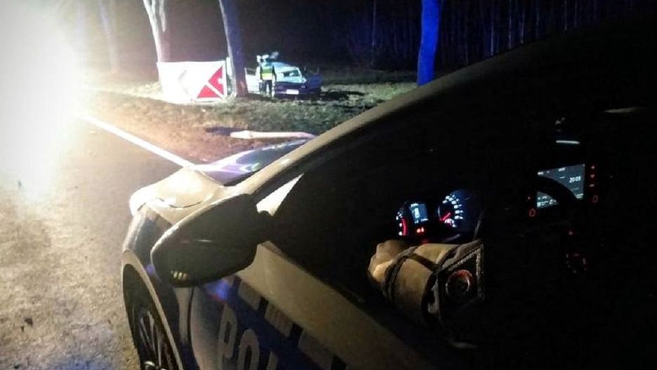 DK63. Tragiczny wypadek. Samochód dachował