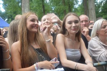 Dni Fałkowa w deszczu i słońcu. Mimo zmiennej aury do parku przybyły tłumy