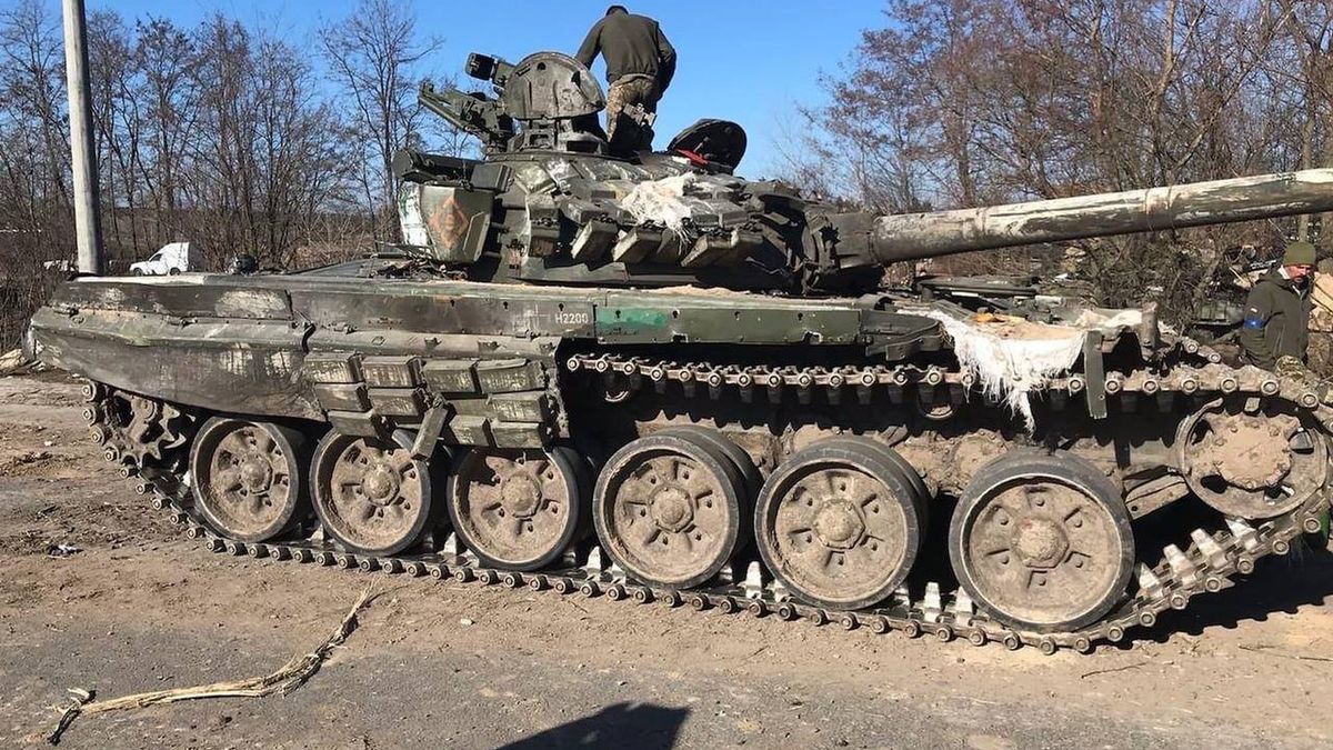 Przejęty pod Kijowem rosyjski czołg T-72AV.