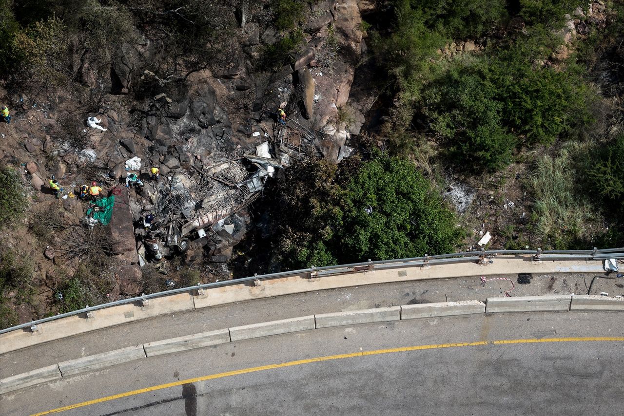 Emergency services and rescue workers attend to the site of a bus crash in the Mamatlakala mountain pass in Limpopo province, South Africa, 29 March 2024. According to South Africa's transport ministry, 45 people died in the crash after the bus the previous day drove of a bridge. The bus was carrying passengers from Botswana to town of Moria for a local Easter religious gathering. EPA/Shiraaz Mohamed Dostawca: PAP/EPA.