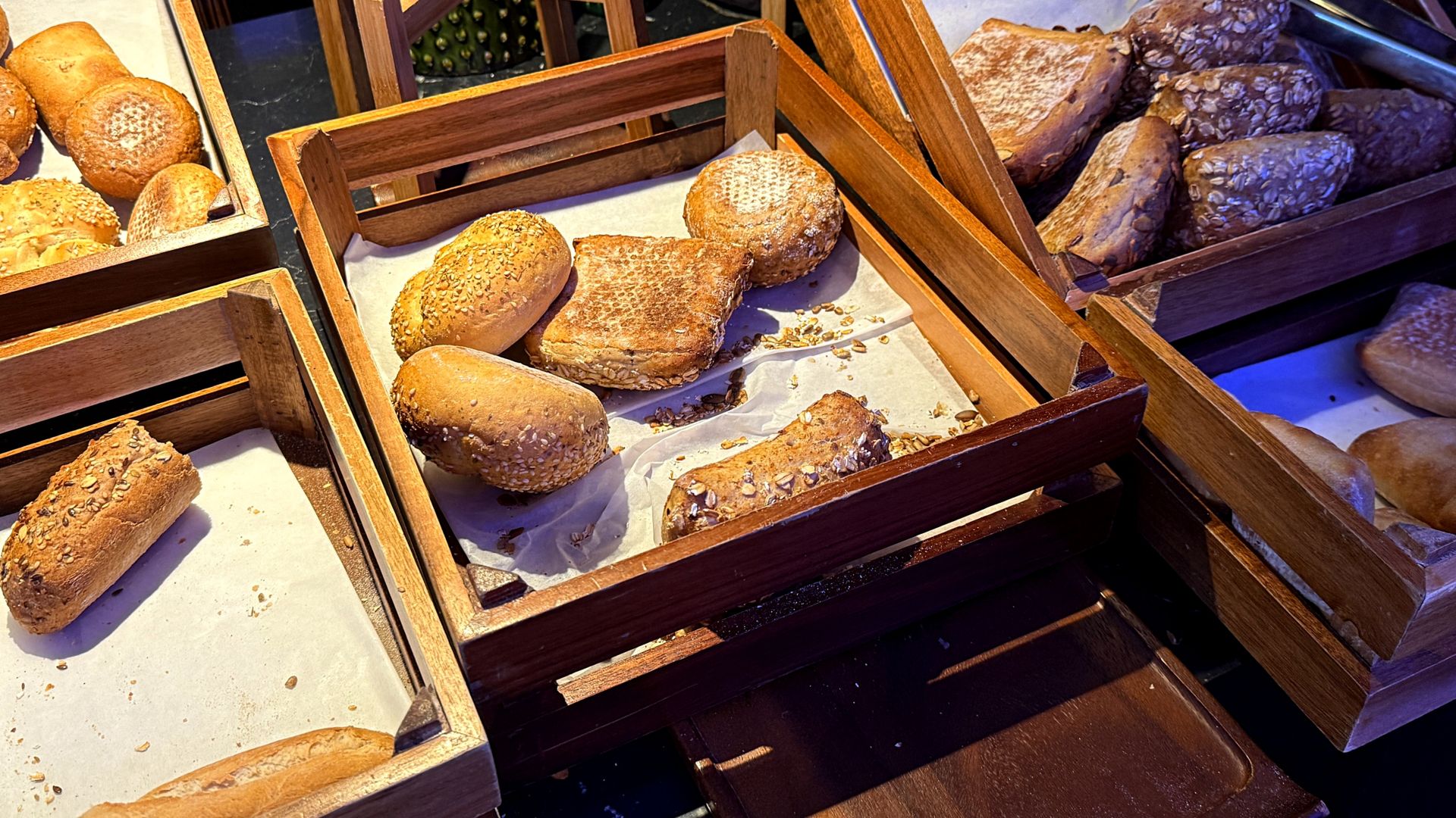 Ukryty cukier może pojawiać się w wielu produktach, nawet tych reklamowanych jako zdrowe czy &quot;fit&quot;.