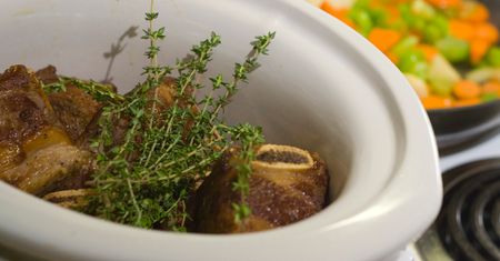 Duszona wołowina zrazowa dolna (steki, samo mięso, III klasa mięsa)