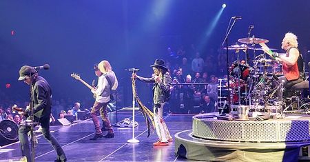 Kryzys w Aerosmith: uszkodzone struny głosowe Stevena Tylera wstrzymują trasę koncertową