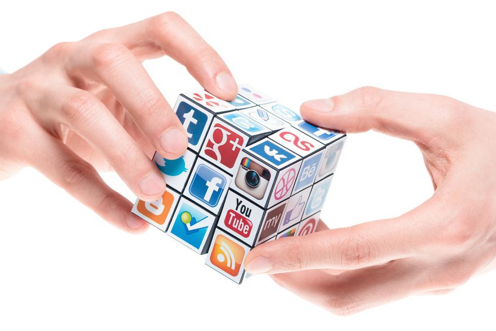 Fotografia kostki Rubika z ikonami platform społecznościowych pochodzi z serwisu Shutterstock. Fot. Bloomua