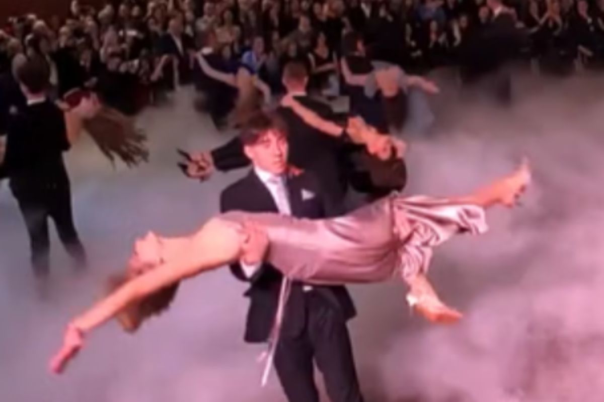 Maturzyści z warszawskiej szkoły zatańczyli walca