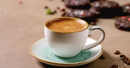 Stary trik baristów. Jeden składnik w kawie zmienia wszystko