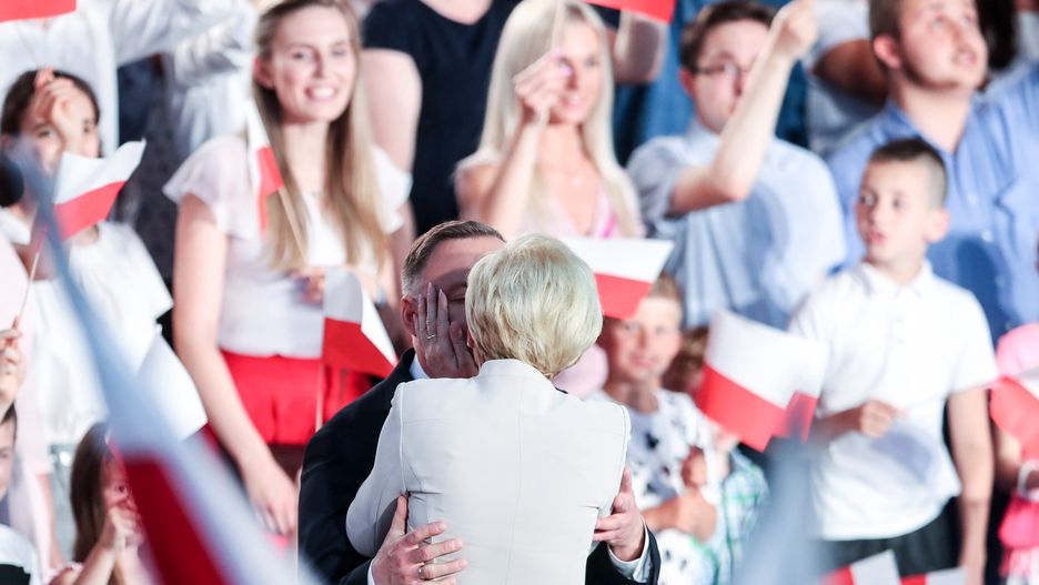 Wyniki wyborów 2020. Agata Duda nagrodziła prezydenta pocałunkiem podczas wyborczego wyboru