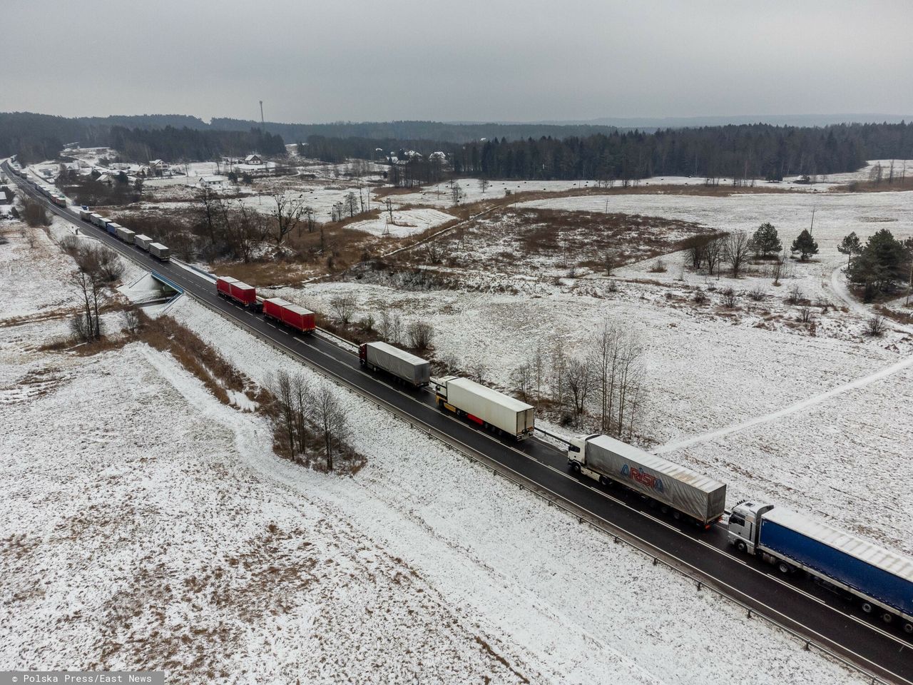 Kolejka tirów na przejście graniczne w Bobrownikach (FOT. WOJCIECH WOJTKIELEWICZ / KURIER PORANNY GAZETA WSPOLCZESNA / POLSKA PRESS)